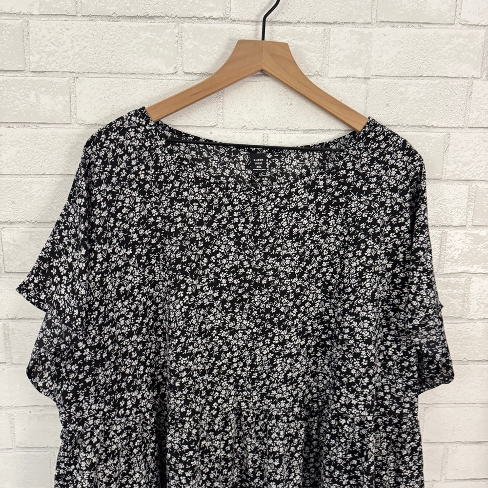 SHEIN Curve Tiered Floral Black Top - Picture 2 of 8
